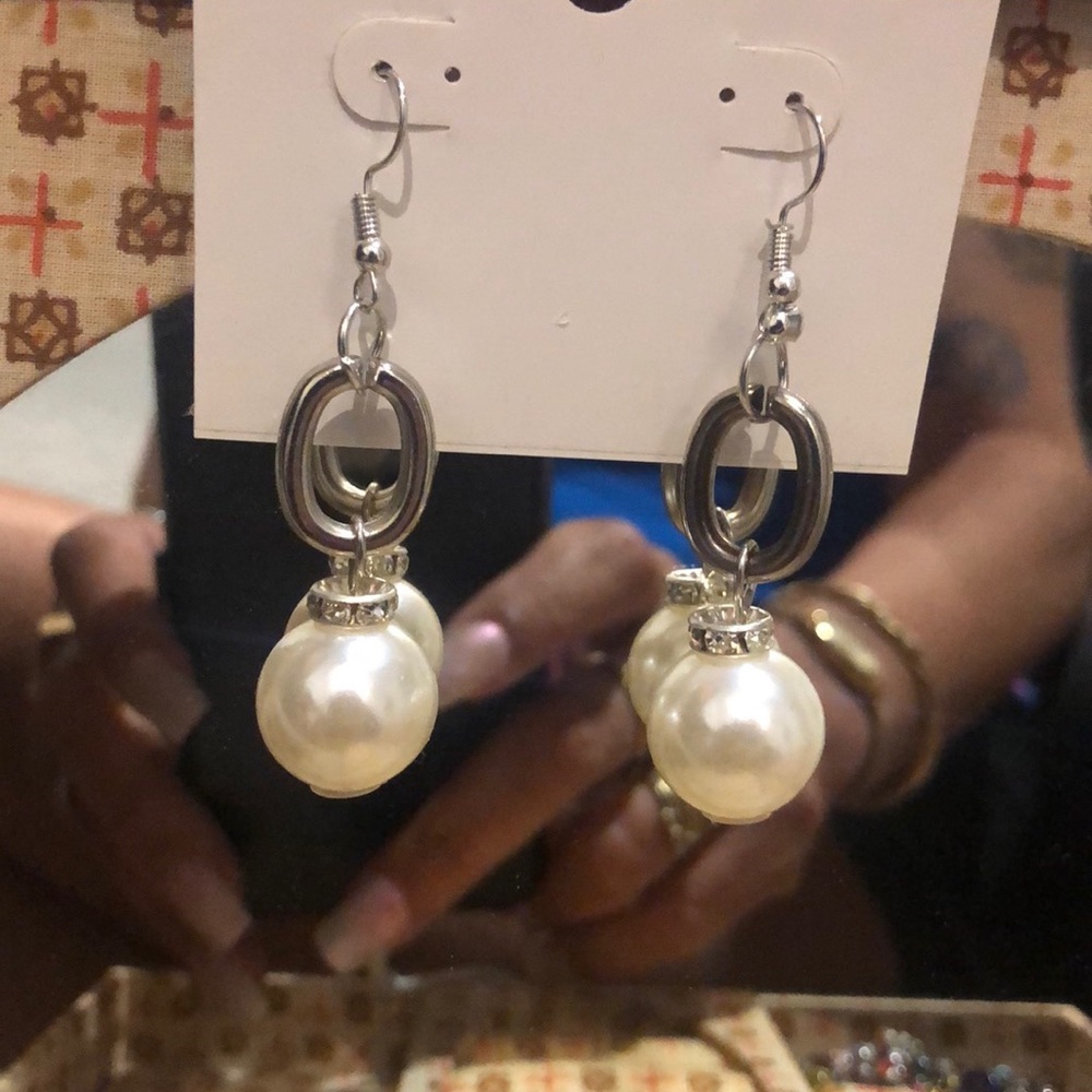 GORGEOUS Candies 🍭SIlver & Faux Pearl Earrings!!! - Picture 5 of 8